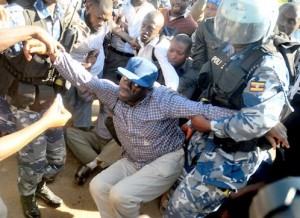 Kizza Besigye being arrested. Image from www.weinformers.net.